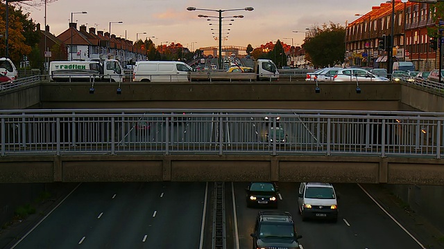 英国伦敦，行人和汽车穿过繁忙的高速公路视频素材