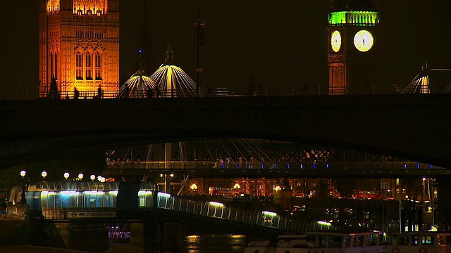 英国伦敦，人们和车辆在夜晚穿过泰晤士河，大本钟就在后面视频素材