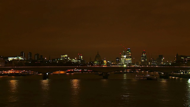 WS T/L views of Vehicles crossing over Waterloo Bridge at night, with London skyline in back side /英国伦敦视频素材