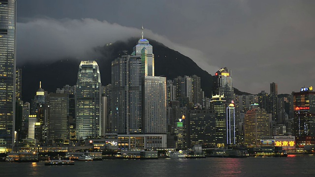 晚上的维多利亚港和天际线/中国香港视频素材