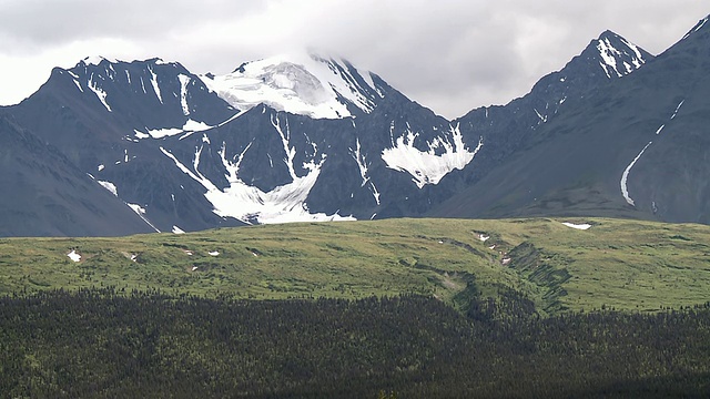 雪覆盖在克卢恩国家公园和保护区的岩石山和常绿森林/育空，加拿大视频素材