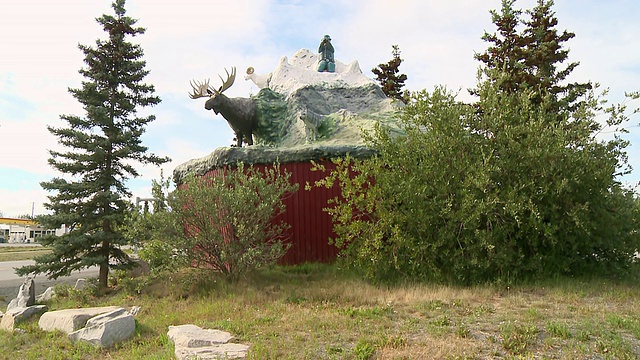 MS Shot of Haines Junction Village Monument[昵称The Muffin built in 1987] / Haines Junction, Yukon, Canada视频素材