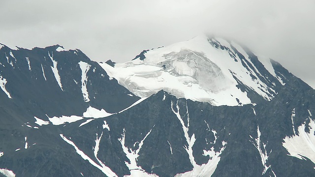 加拿大育空地区Kluane国家公园和保护区岩石山峰附近的雪原视频素材