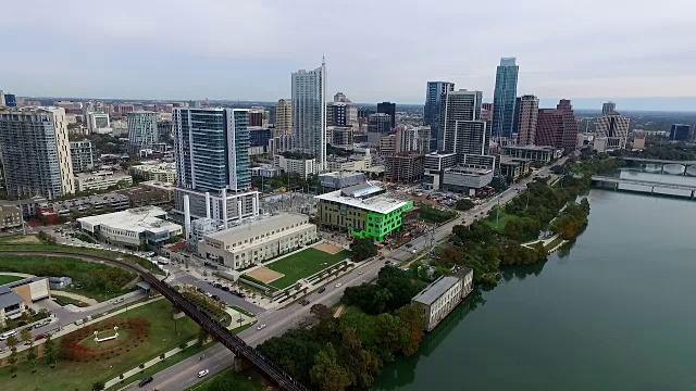 飞越空中奥斯汀德克萨斯天际线城市景观首都城市在城镇湖上2015年12月视频素材