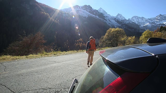 徒步旅行者把车停在路边，走进山里视频素材