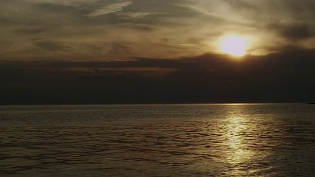 烟草日落与海浪在海上实时。视频素材