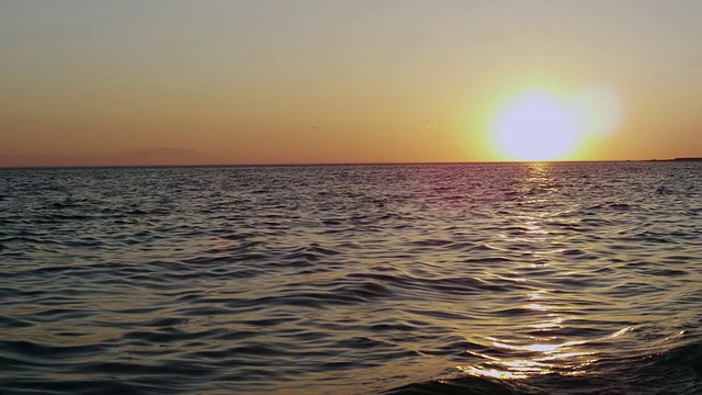 日落时海面上的波浪。视频素材