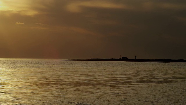 鳕鱼角鲱鱼湾的黄昏，灯塔和海浪。视频素材