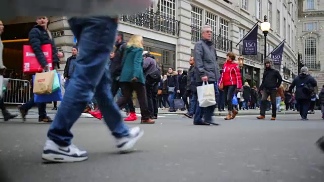 英国伦敦的冬季圣诞购物人群视频素材