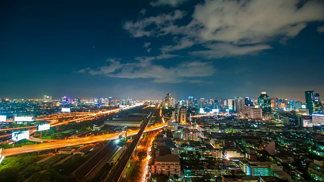 夜间城市景观全景。间隔拍摄视频素材