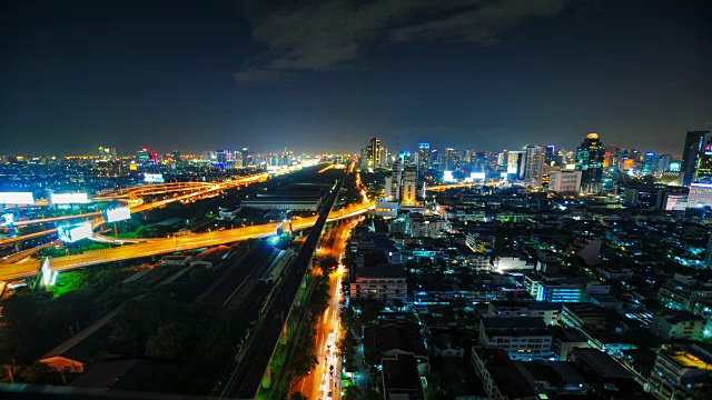 夜间城市景观全景。间隔拍摄视频素材