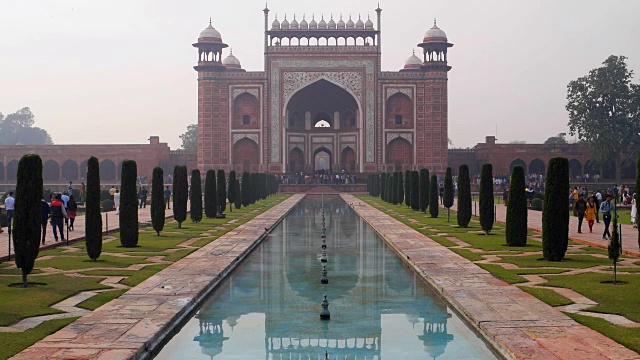 大门(Darwaza-i rauza);泰姬陵的正门，倒映在游泳池的蓝色海水中视频素材