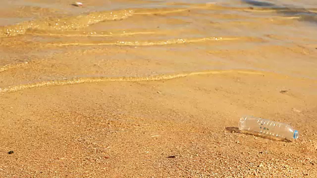 塑料水瓶在海里视频素材