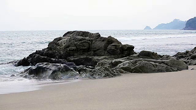 有大岩石的海滩视频素材