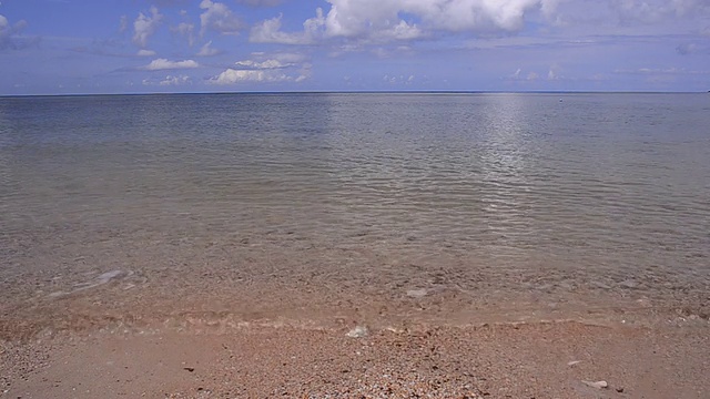 海滩和海洋在热带岛屿。视频下载