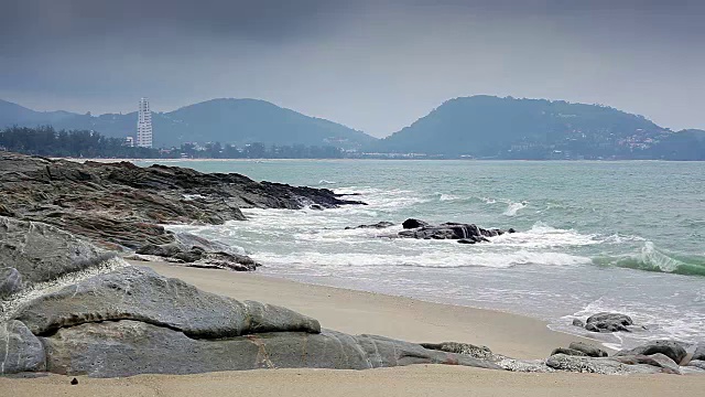 有大岩石的海滩视频素材