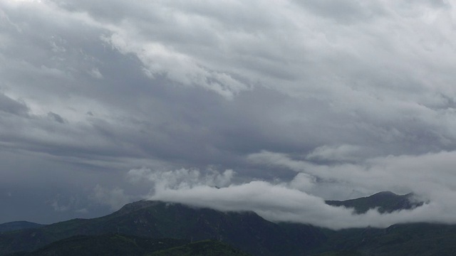 时间流逝的观点，风暴云通过了山视频素材