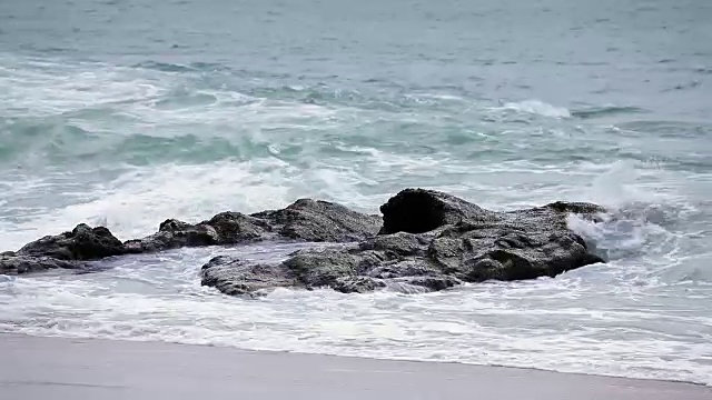 有大岩石的海滩视频素材