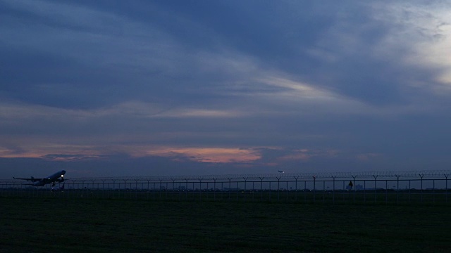 4K:黄昏黄昏，飞机起飞视频素材