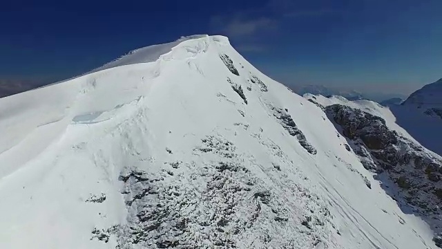 靠近山脊飞行视频素材