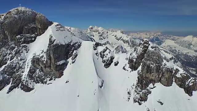 空中陡峭的山上有雪视频素材