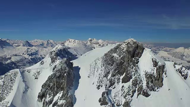 空中令人惊叹的冬季山地景观视频素材