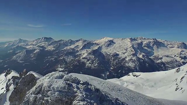 空中的山脊和山顶有雪视频素材