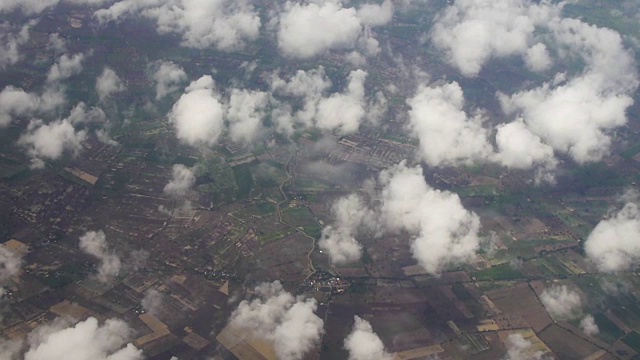 陆地上空的螺旋桨飞机视频素材