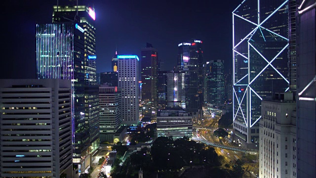 香港夜晚灯火通明的摩天大楼视频素材