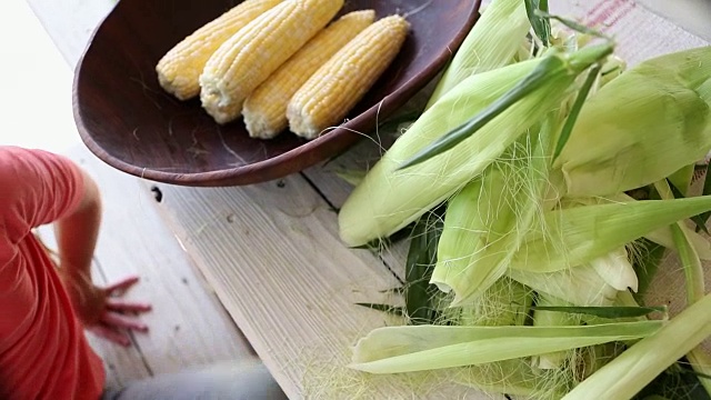 剥玉米的白人女孩视频素材