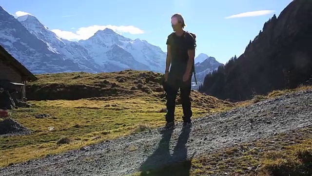 徒步旅行者攀登山谷和山脉之上的路视频素材