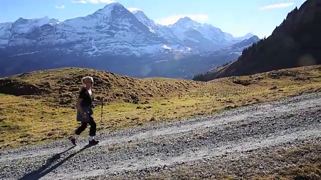 徒步旅行者攀登山谷和山脉之上的道路视频素材