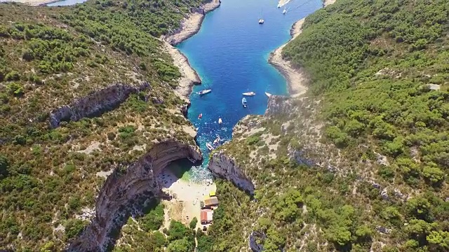 空中田园诗般的海滩斯蒂尼瓦湾在维斯岛视频素材