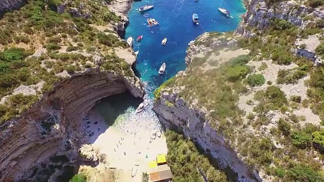 斯蒂尼瓦湾海滩上的空中游客视频素材