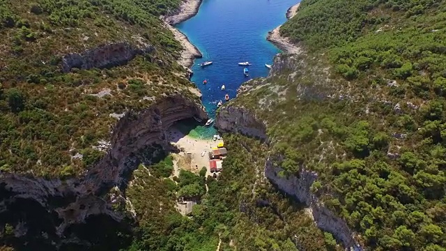 空中田园诗般的海滩斯蒂尼瓦湾视频素材