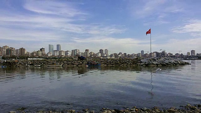 平静的河流在城市地区的时间流逝视频下载