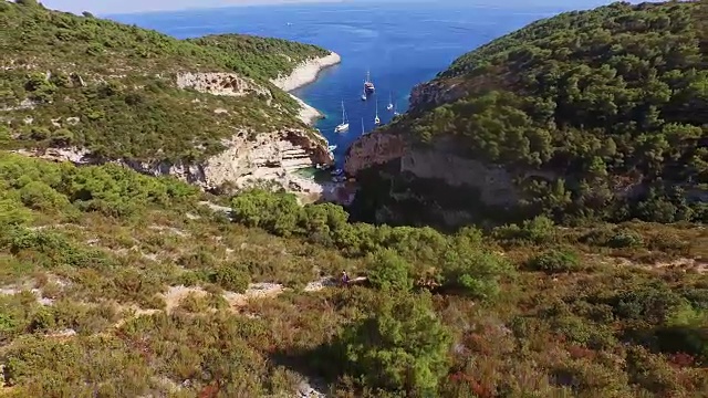 斯蒂尼瓦海滩上的空中游客视频素材