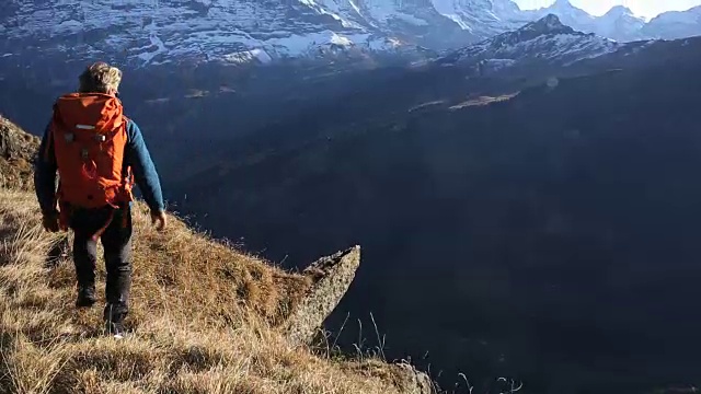 登山者站在山顶，双臂张开视频素材