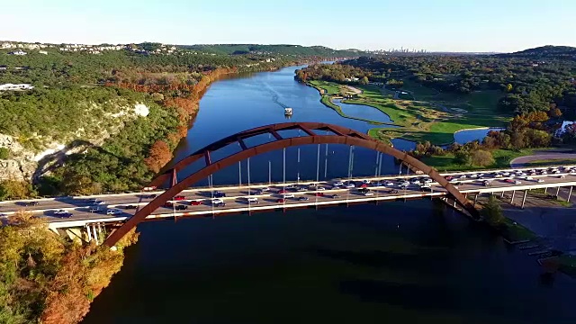 Pan Across Pennybacker Bridge或360 Bridge Austin Texas Colorado River Fly Over视频素材