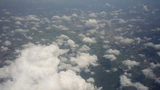 商用螺旋桨飞机在陆地上空飞行视频素材