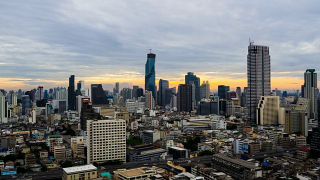 日落时城市建筑物顶空鸟瞰图视频素材