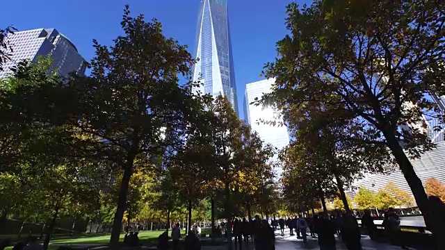 TU Camera拍摄了人们在9/11纪念大楼反射光线下走过的情景。视频素材