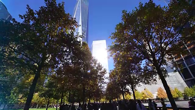 TU Camera拍摄了人们在9/11纪念大楼反射光线下走过的情景。视频素材