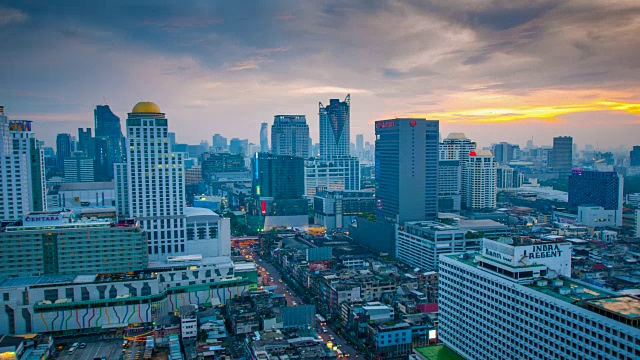 夜间城市景观全景。间隔拍摄视频素材