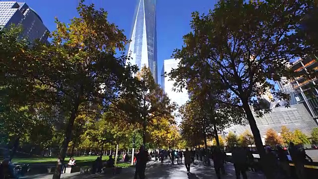 TU Camera拍摄了人们在9/11纪念大楼反射光线下走过的情景。视频素材