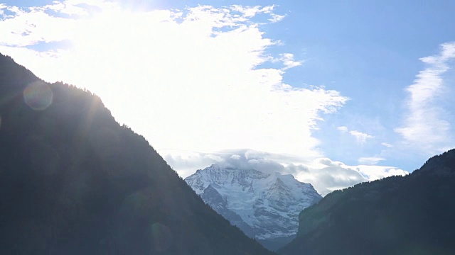 云的时间流逝越过遥远的山脉视频素材