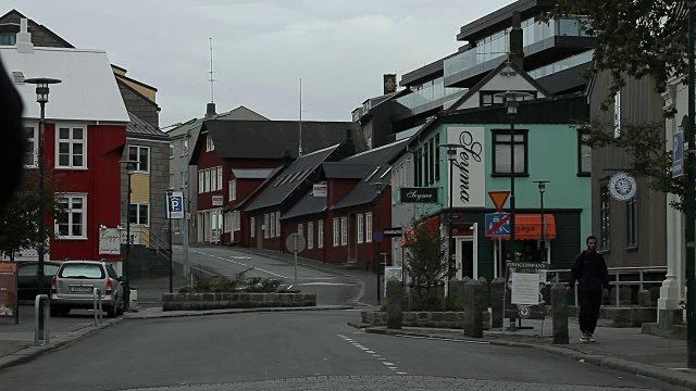 冰岛。Akureyri -一个小镇的街道视频素材