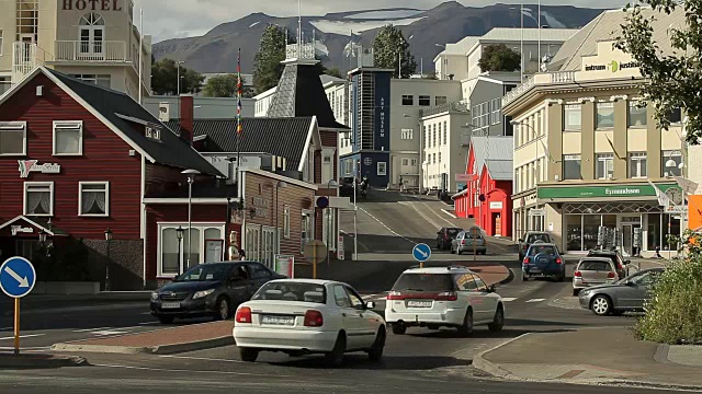 冰岛。Akureyri -一个小镇的街道视频素材