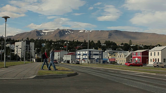 冰岛。Akureyri -一个小镇的街道视频素材