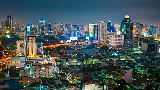 夜间城市景观全景。间隔拍摄视频素材